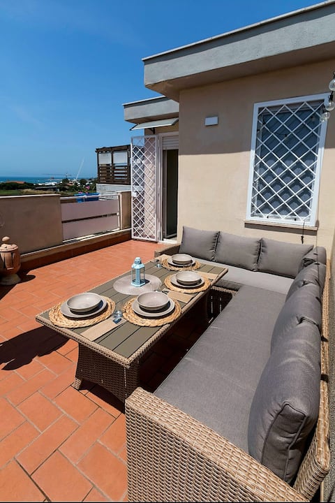 Sea view penthouse near Rome and airport