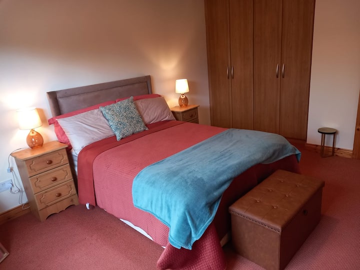 Veľká spálňa s manželskou posteľ