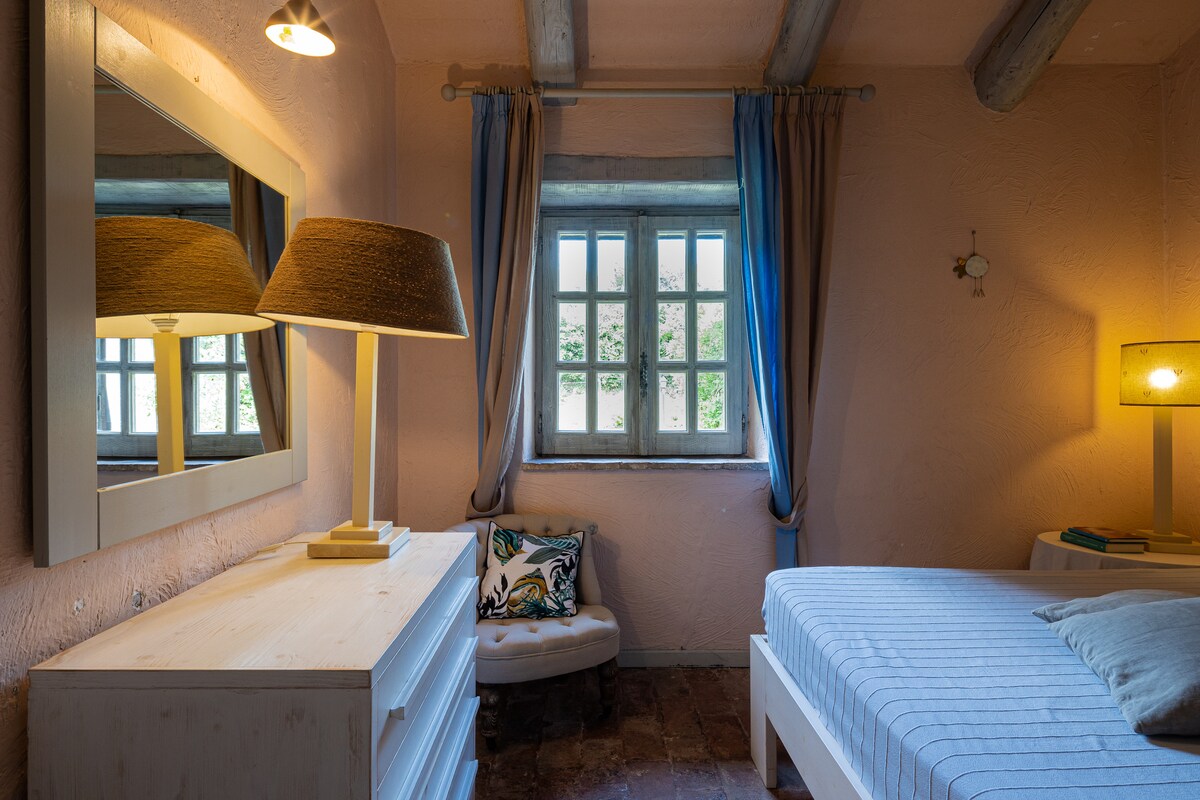 Მთავარი სახლის საძინებელი 2 საწოლით 1,60x2 