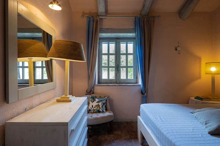 Quarto 2 da casa principal com cama 1,60x2