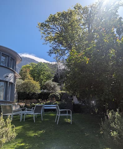 2 bedrooms Upper Newlands apartment