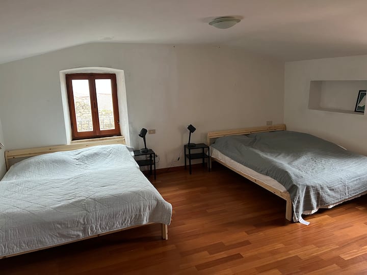 Soveværelse med 2 dobbeltsenge.