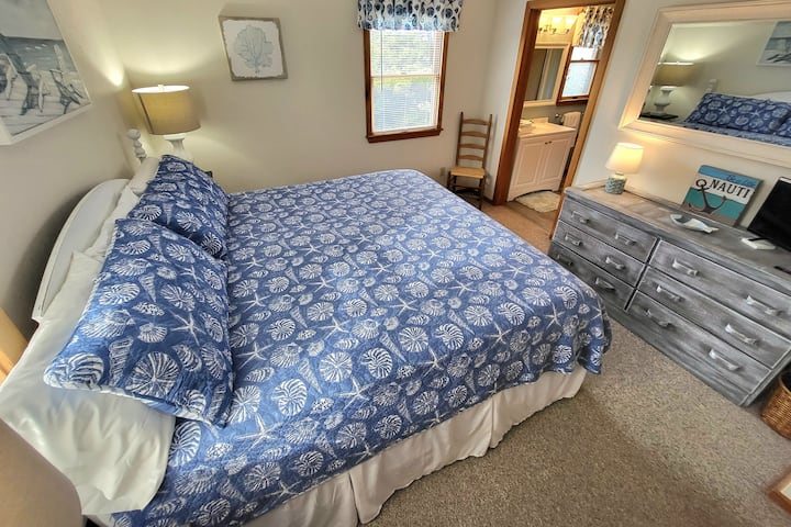 Glavna spavaća soba s bračnim krevetom i kupaonicom s tušem.  