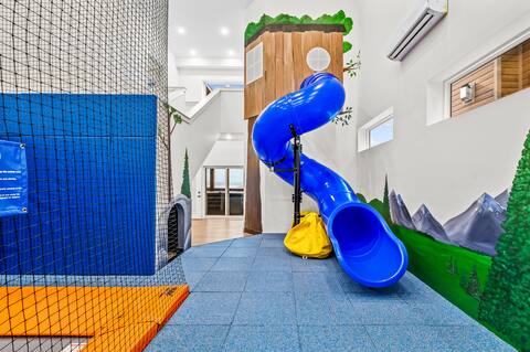 Slide 'n' Bounce Lodge: Hot Tubs, Sleeps 36