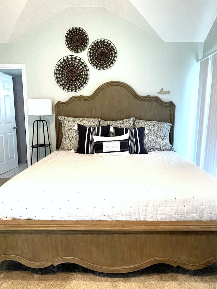 Veľká hlavná spálňa s luxusnou vlastnou kúpeľňou. Posuvné sklenené dvere na bočnej a prednej strane domu vedú na dve samostatné horné verandy, kde si môžete vychutnať krásne východ slnka a výhľad na oceán.