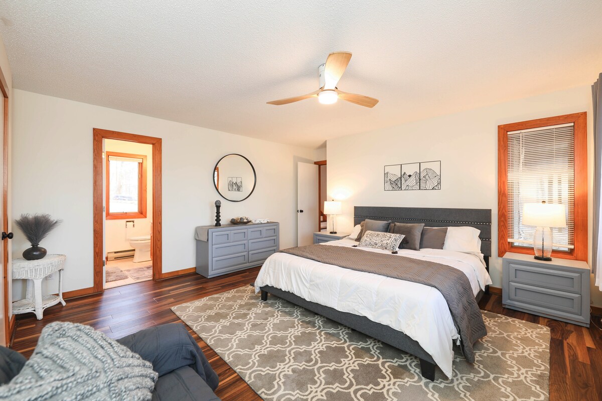 Este es el dormitorio principal tamaño king del nivel inferior #2.  Este lujoso dormitorio se completa con un nuevo colchón de apoyo cómodo, ropa de cama de felpa y ventilador remoto.  Tendrás mucho espacio en los cajones y un armario, además de tu propio baño privado.  