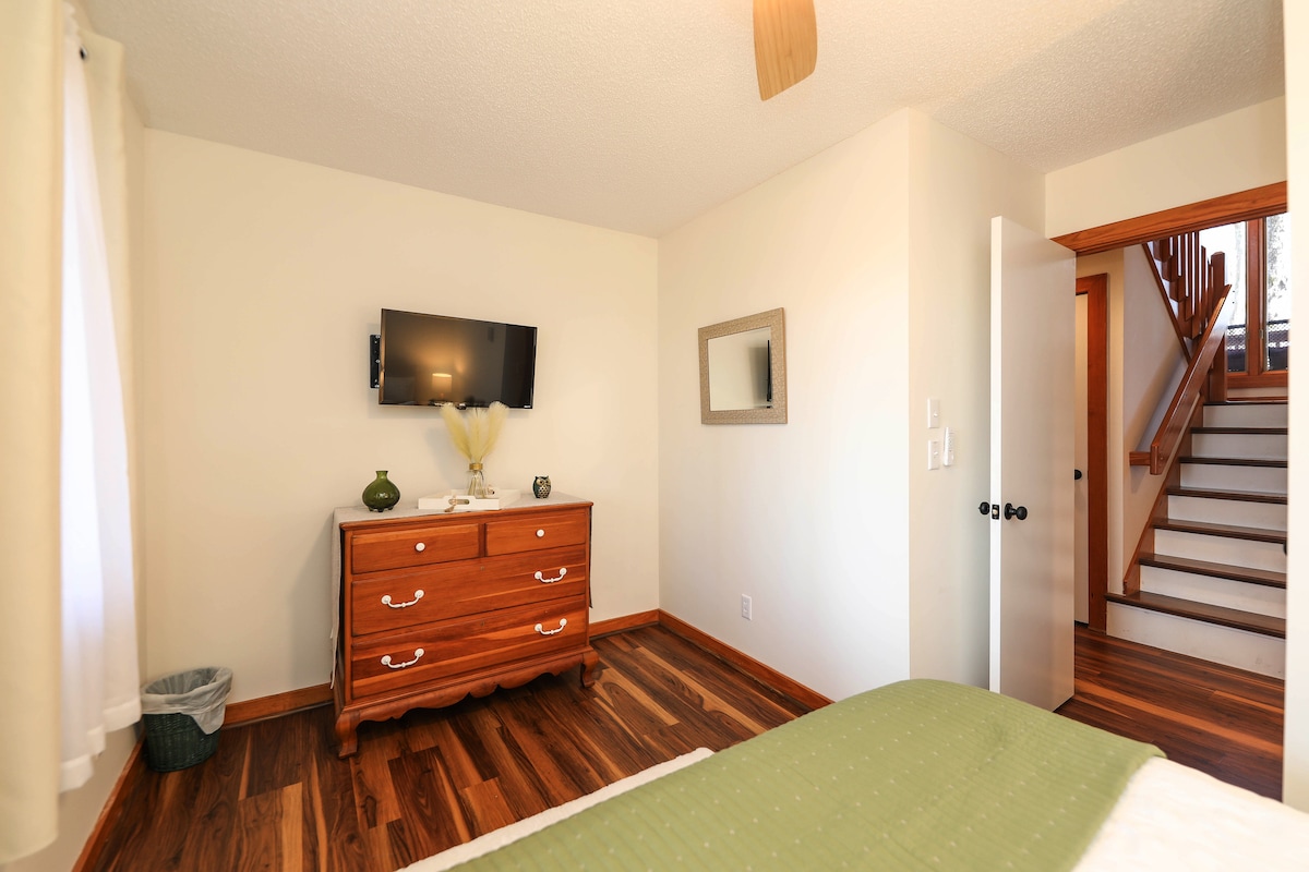 El dormitorio central Queen en el nivel inferior se completa con mucho espacio en los cajones, un armario y tu propio televisor inteligente para que inicies sesión y veas cualquiera de tus programas o películas favoritos.  