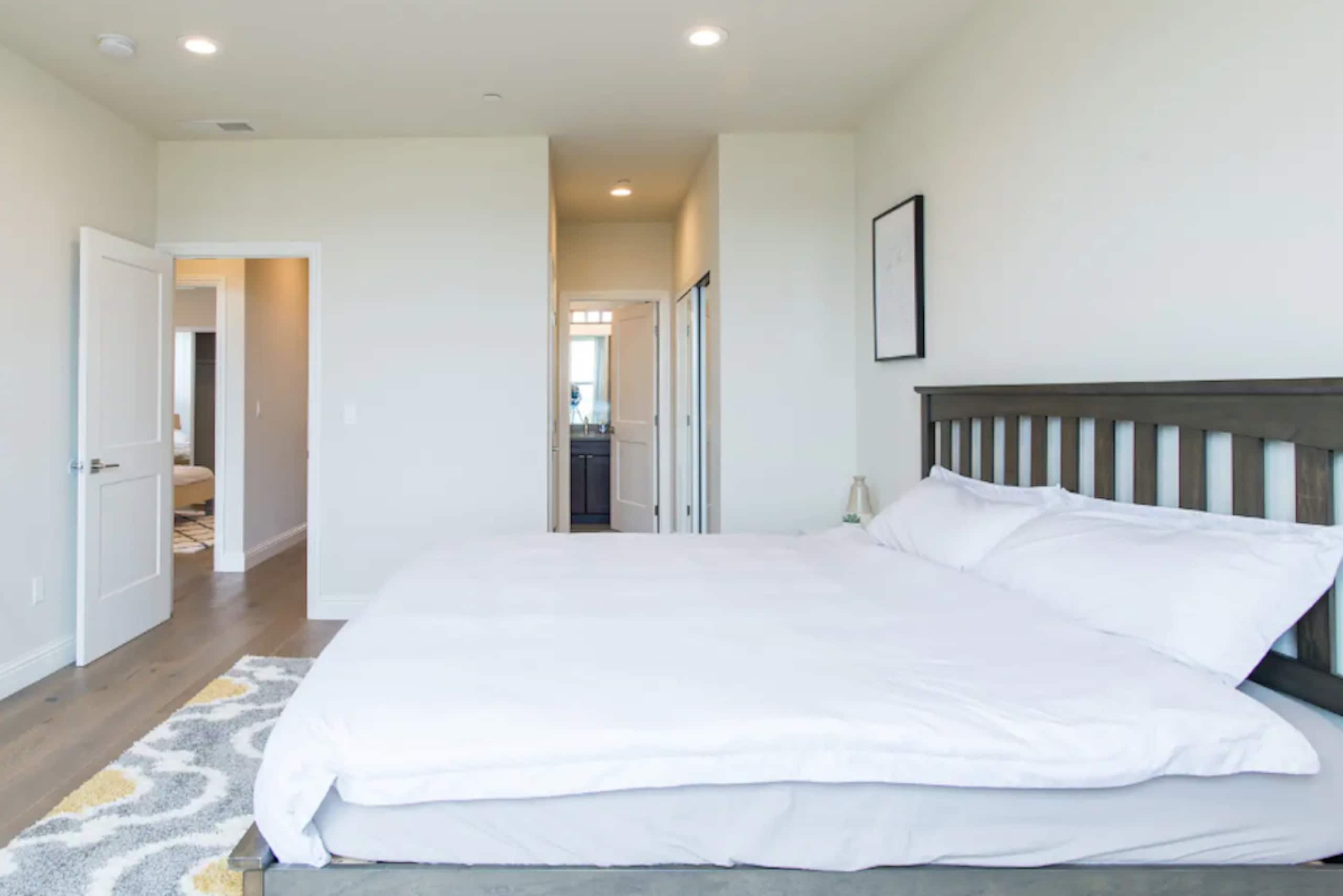Home in Daly City · ★4.71 · 5 bedrooms · 8 beds · 3 baths - Image 12