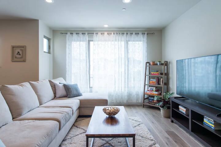 Spacious Living in San Francisco gallery image 4