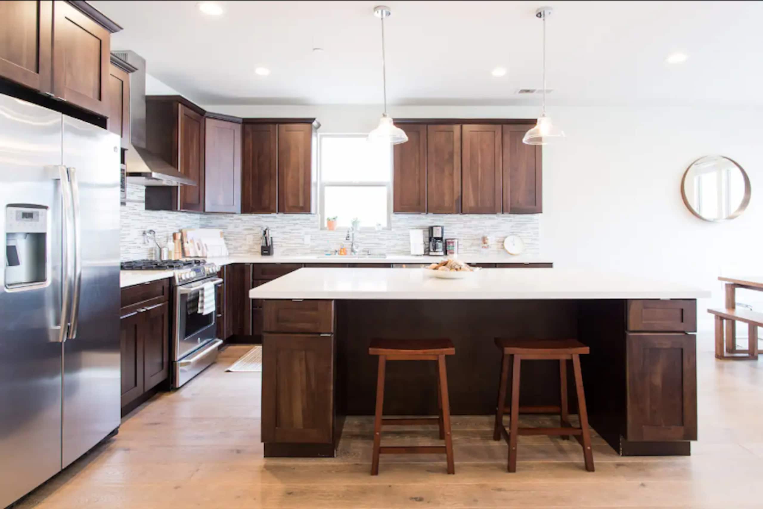 Home in Daly City · ★4.71 · 5 bedrooms · 8 beds · 3 baths - Image 6