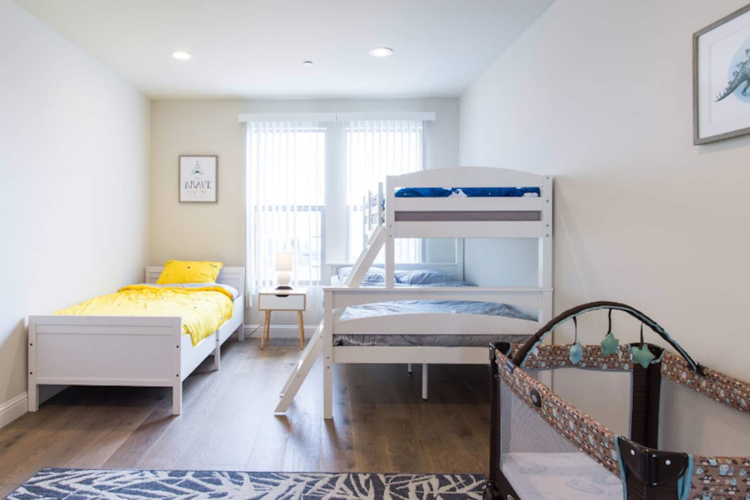 Home in Daly City · ★4.71 · 5 bedrooms · 8 beds · 3 baths - Image 13