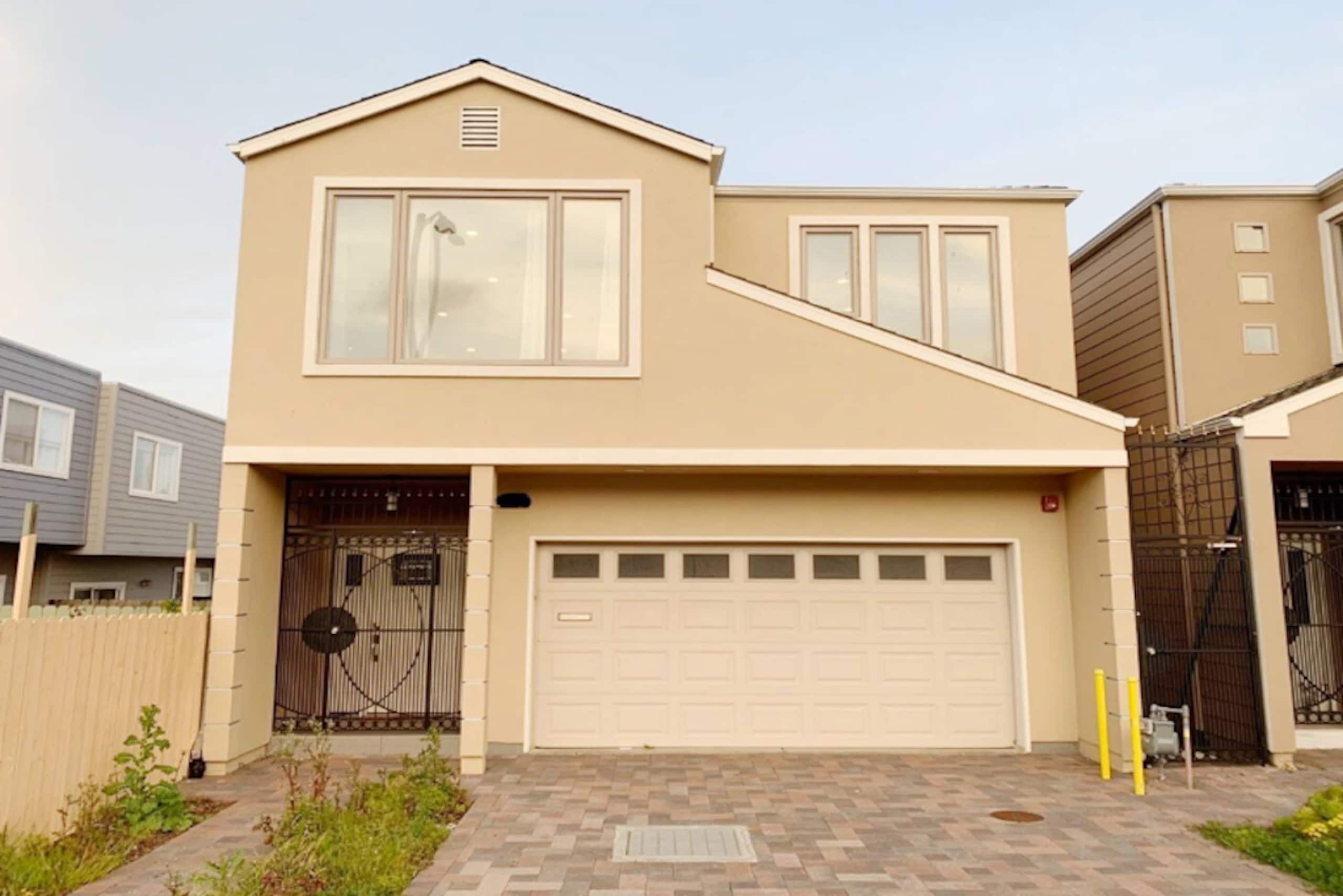 Home in Daly City · ★4.71 · 5 bedrooms · 8 beds · 3 baths - Image 1