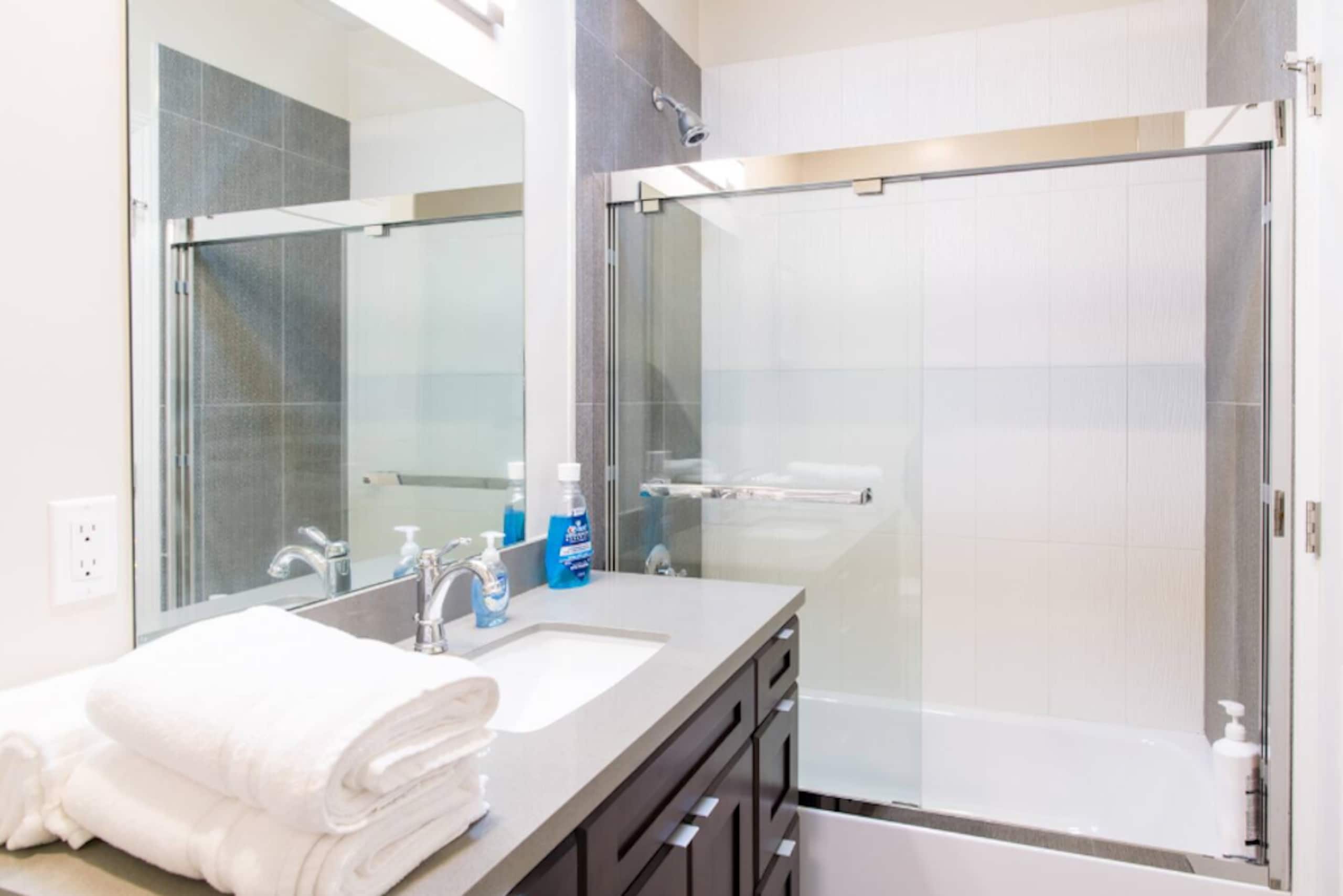 Home in Daly City · ★4.71 · 5 bedrooms · 8 beds · 3 baths - Image 25