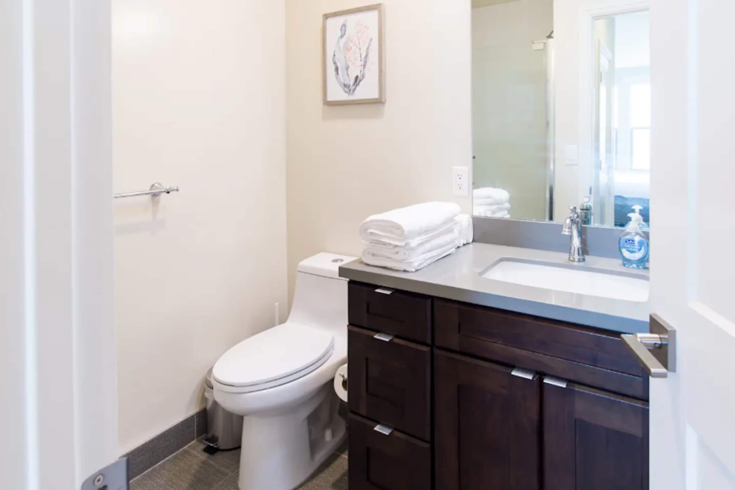 Home in Daly City · ★4.71 · 5 bedrooms · 8 beds · 3 baths - Image 26