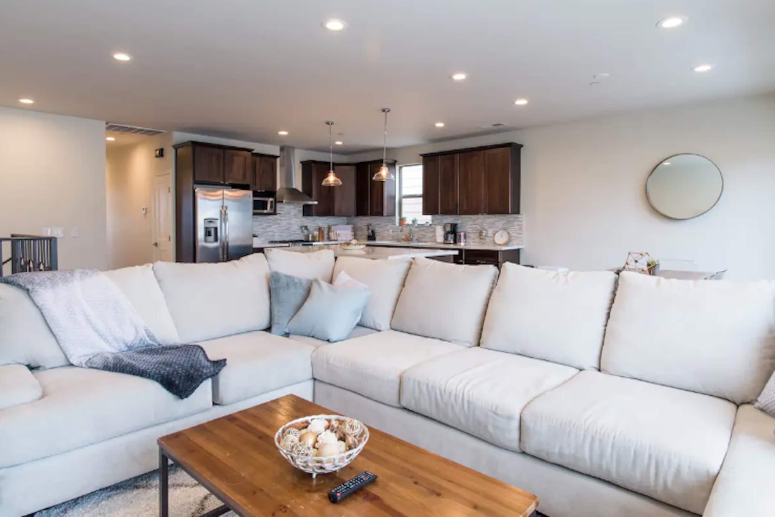 Home in Daly City · ★4.71 · 5 bedrooms · 8 beds · 3 baths - Image 2