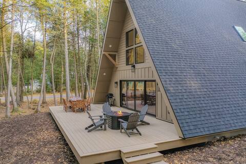 Luxury A-Frame w/ Lake Access, Great For Families