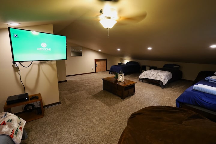 พื้นที่นอนชั้นบนมีเตียงแฝด 8 หลัง 