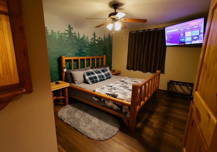 ห้องนอนใหญ่พร้อมเตียงคิงไซส์และทีวี