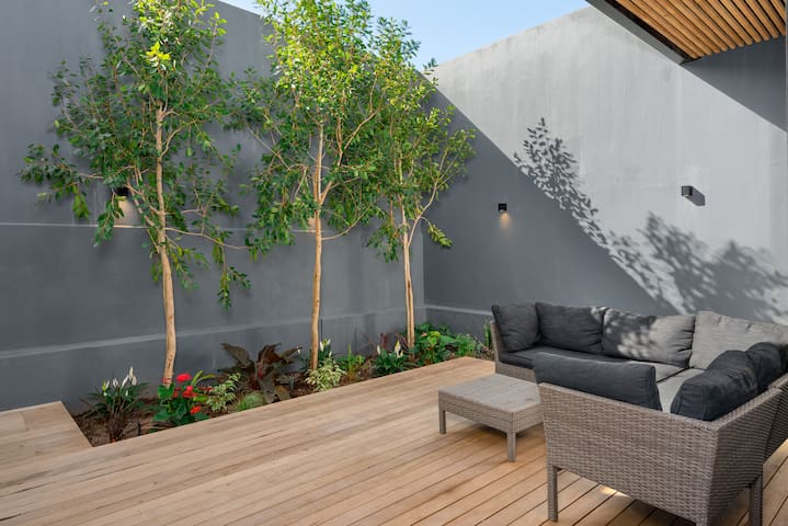 Exc. use roof pool 4BR lux home w/views! gallery image 3