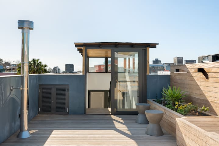 Exc. use roof pool 4BR lux home w/views! gallery image 4