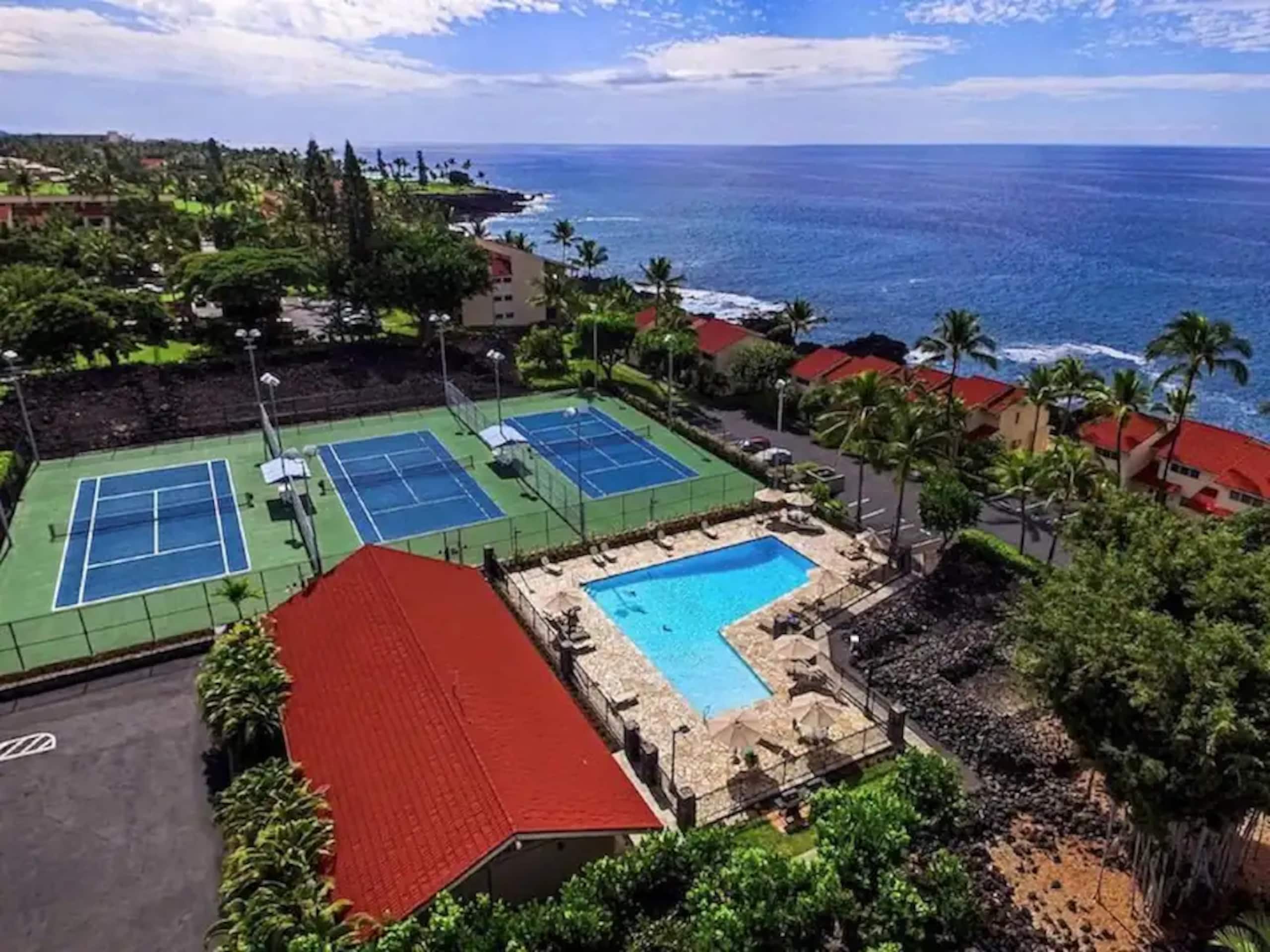 Townhouse in Kailua-Kona · ★4.94 · 2 bedrooms · 4 beds · 2 baths - Image 7
