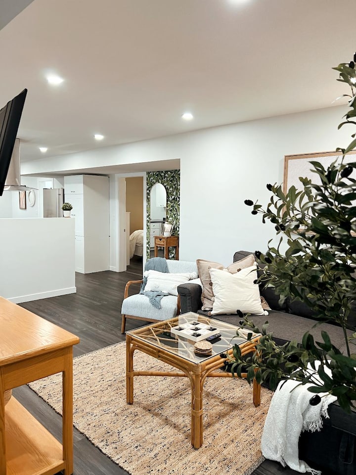 Guest Suite With Cozy Outdoor Fire Place - カムループス