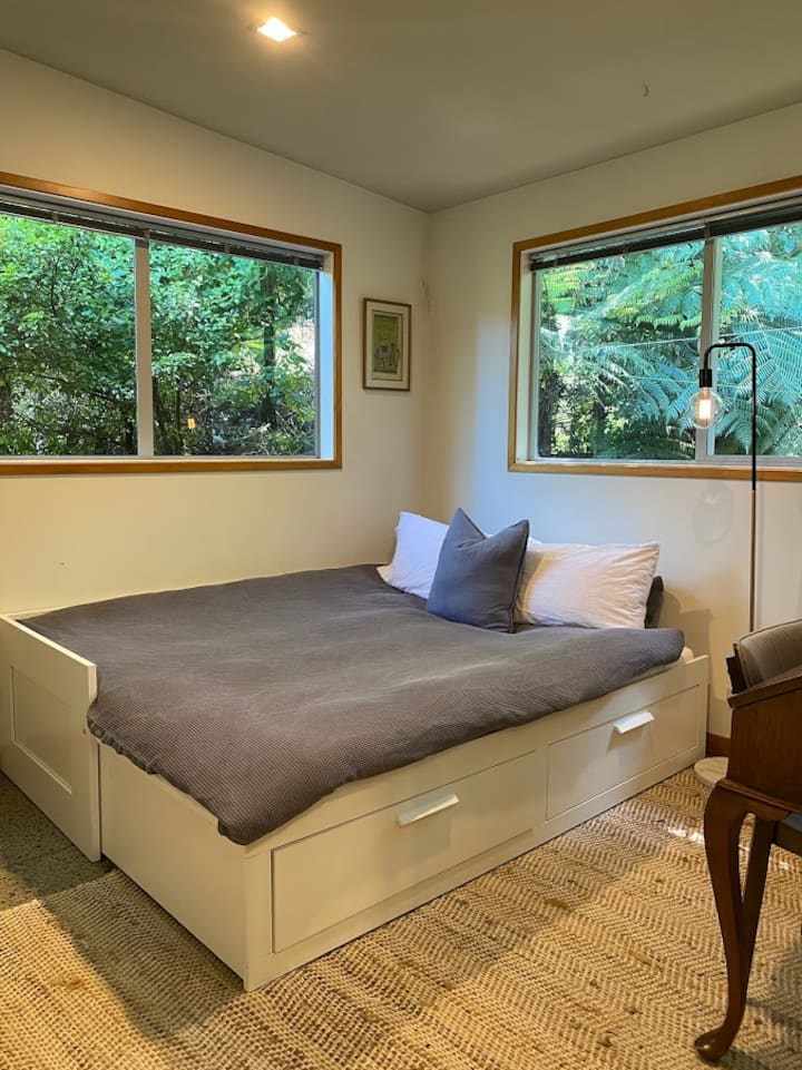 第三间卧室配有标准双人床