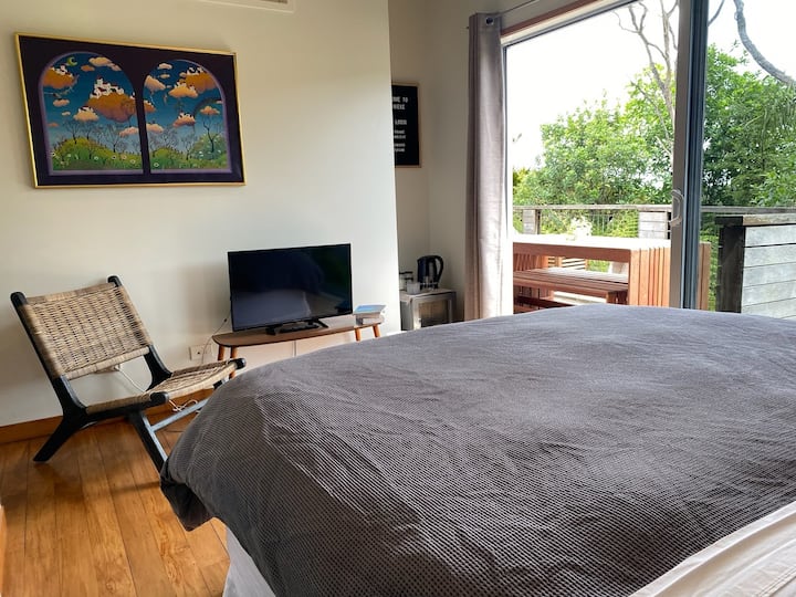 第二间卧室配备2米宽双人床，可通往室外露台