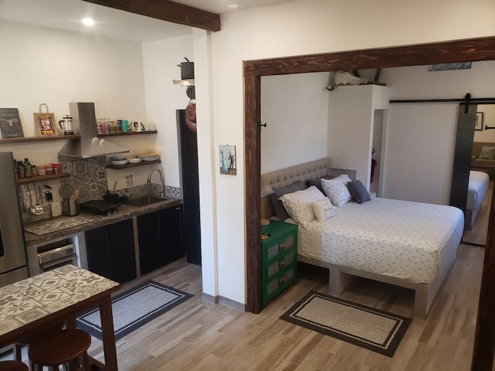 Нова брачен кревет (широк 150-179 см) Sealy Posturepedic Firm. Ламба со вграден полнач за телефон на ноќна масичка.