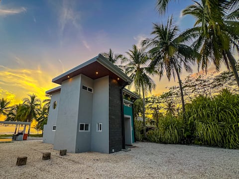 Casa Zafiro: Beachfront Gem! - steps to the ocean