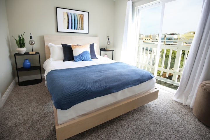 Bedroom 4: :Queen size Bed, with, balcony.