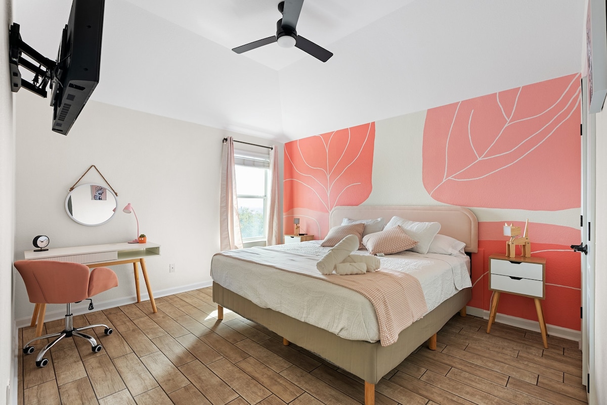 เพลิดเพลินกับห้องนอนปะการังพร้อมเตียงคิงไซส์โต๊ะข้างเตียงที่ประดับประดาด้วยโคมไฟและพัดลมเพดาน ที่พักที่ได้รับการตกแต่งอย่างดีนี้ให้ความสะดวกสบายและความเงียบสงบสำหรับการพักผ่อนอย่างสงบ