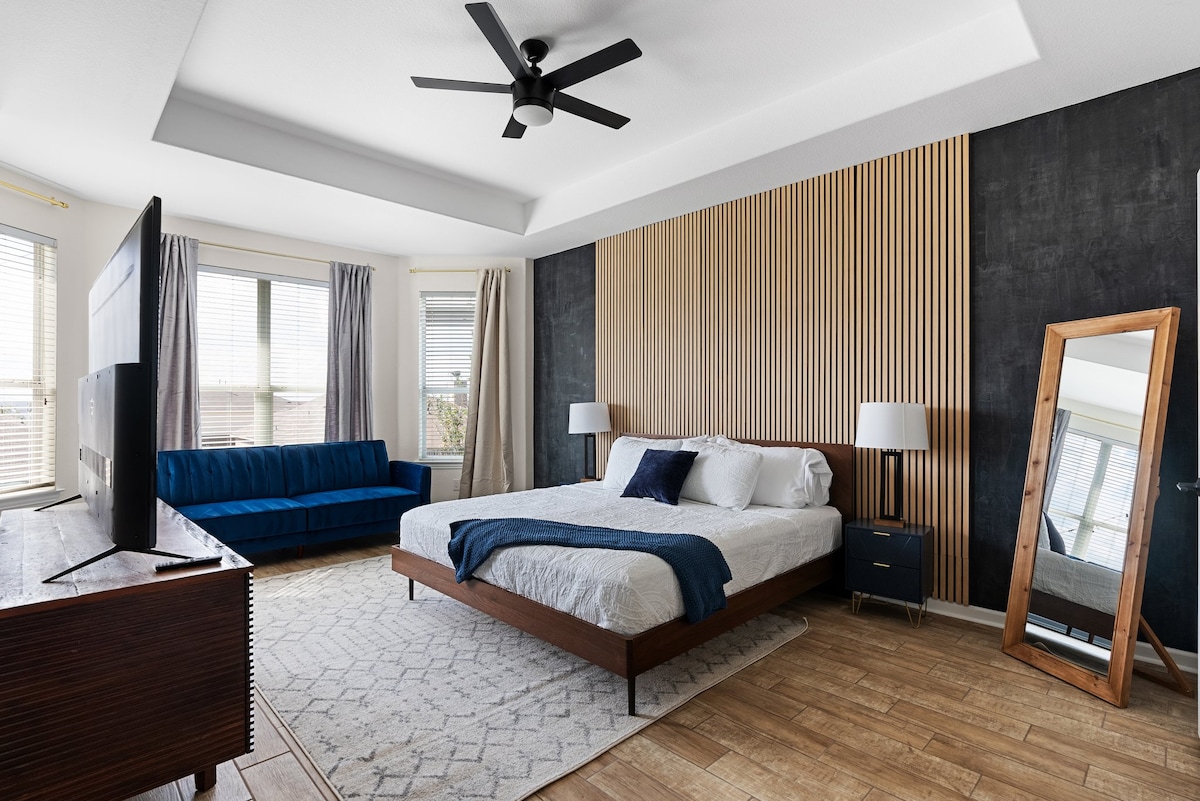 ค้นพบเตียงคิงไซส์ในห้องนอนหลักที่กว้างขวางล้อมรอบด้วยโต๊ะข้างเตียงพร้อมโคมไฟ เพลิดเพลินกับโซฟา/ฟูกนอนขนาดใหญ่สำหรับพื้นที่นั่งเล่นสบายๆเสริมด้วยพัดลมเพดานและกระจกขนาดพอเหมาะเพื่อเพิ่มความสะดวกสบาย