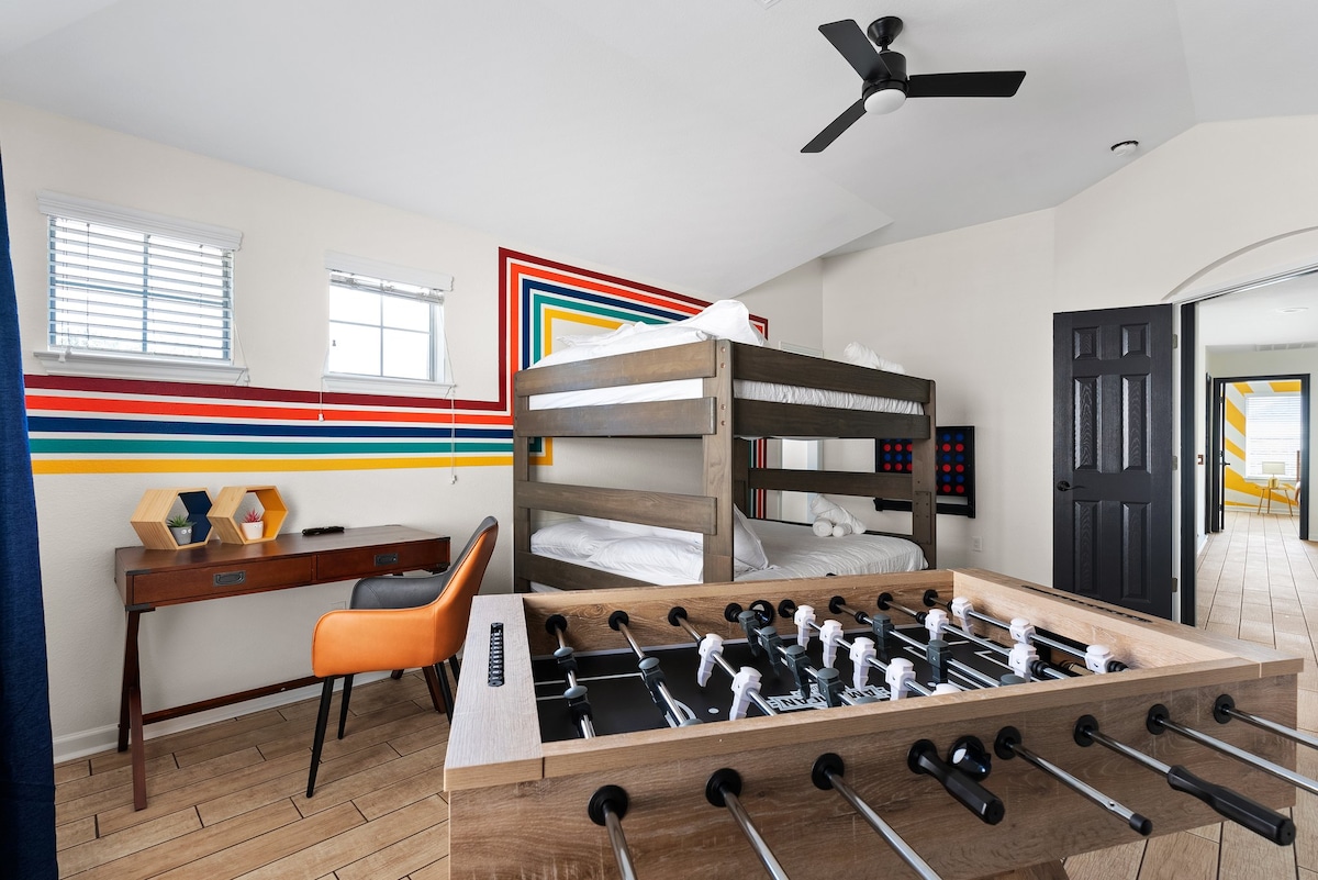 ค้นพบโต๊ะฟูสบอลในห้องนอนควีนสองชั้นเพื่อความบันเทิงที่มีชีวิตชีวา ใช้ตู้เสื้อผ้าและชั้นวางกระเป๋าสำหรับเก็บของในขณะที่โต๊ะและเก้าอี้กลายเป็นพื้นที่ทำงานหรือพื้นที่เล่นที่หลากหลายเพื่อเพิ่มการใช้งานและความเพลิดเพลินของห้อง