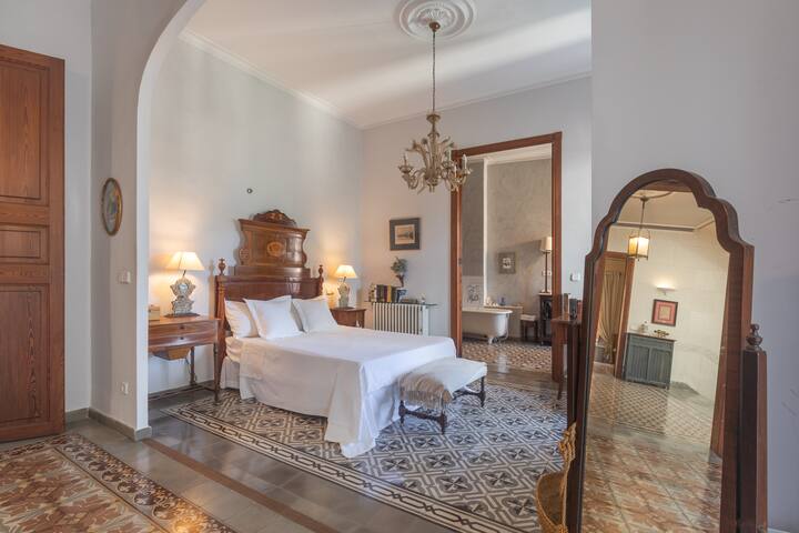 5-Bedroom home w/ heated pool, Soller centre gallery image 5