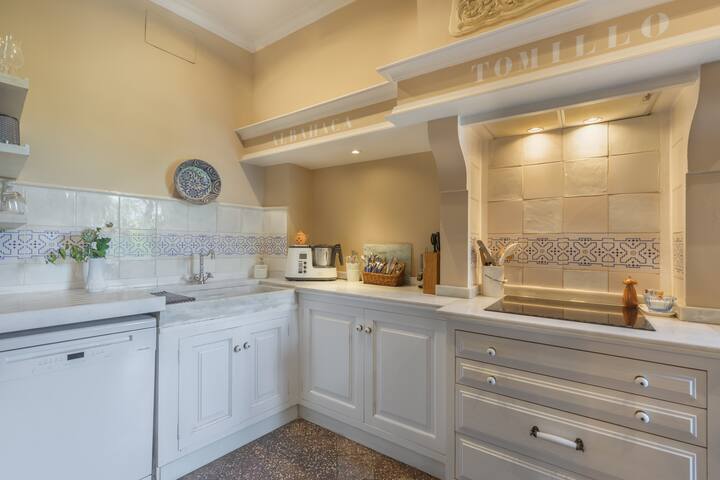 5-Bedroom home w/ heated pool, Soller centre gallery image 4