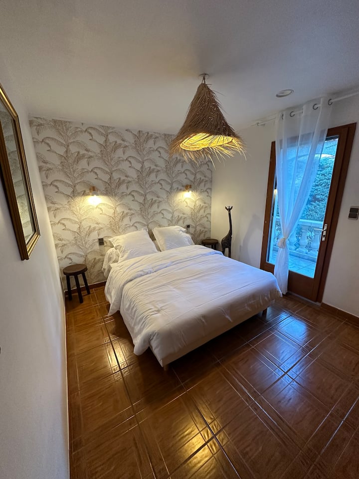 lit en 160 et placard. 
possibilité de lit bébé pliant 