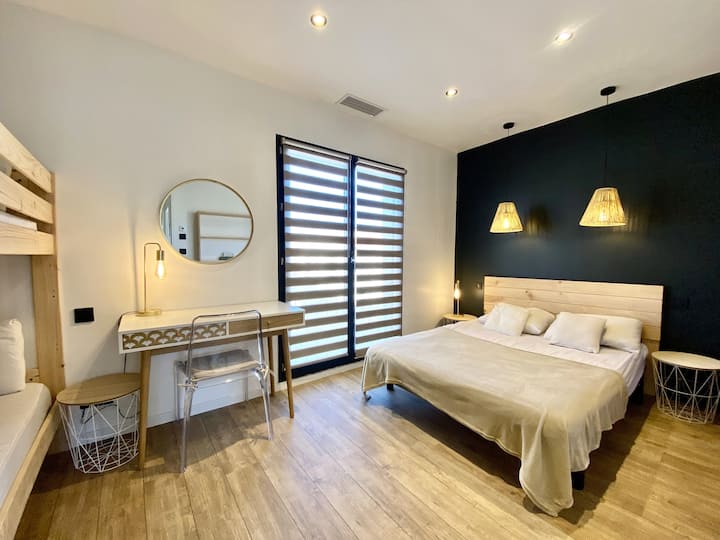 Спалня 2  (с двойно легло, две двуетажни легла, бюро и съблекалня).