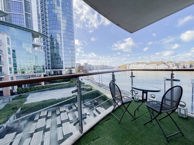 Luxury Riverside Retreat with Stunning Views gallery image 5