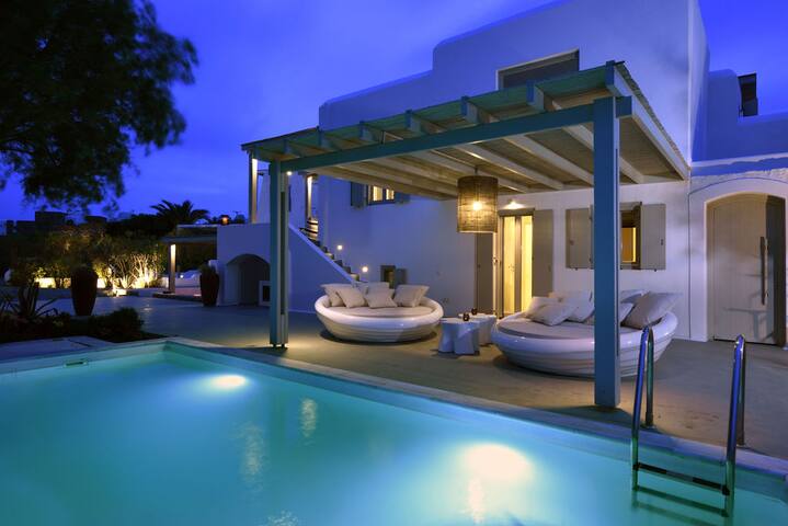Stunning 4Bed Villa with Pool in Kalafatis Spilia gallery image 3