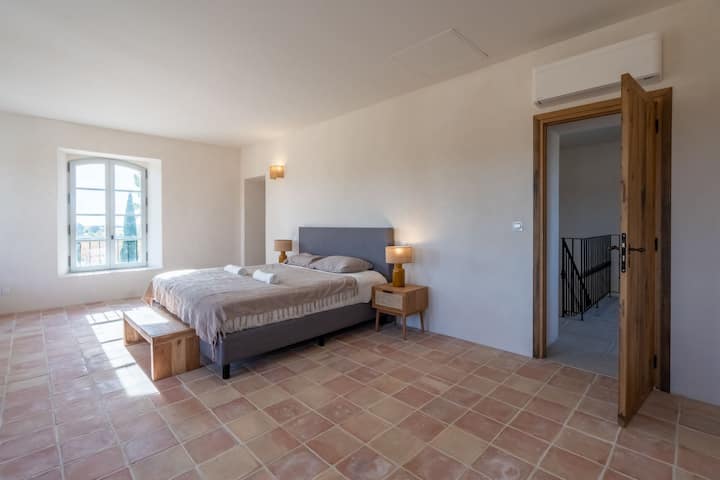 El segundo dormitorio situado en el primer piso con su baño privado y unas vistas impresionantes del jardín, los viñedos y los Encajes de Montmirail 