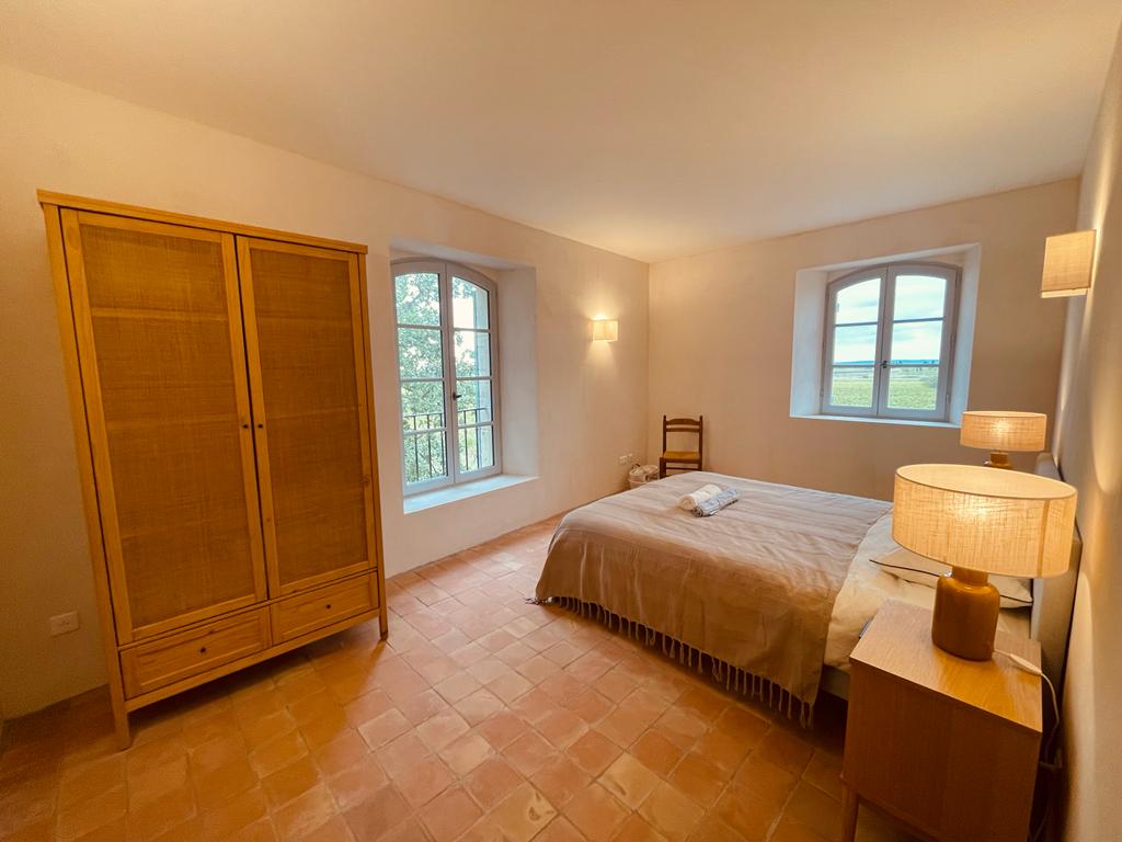 חדר השינה השלישי פונה דרומה ויש לו עיצוב אלגנטי ומעודן