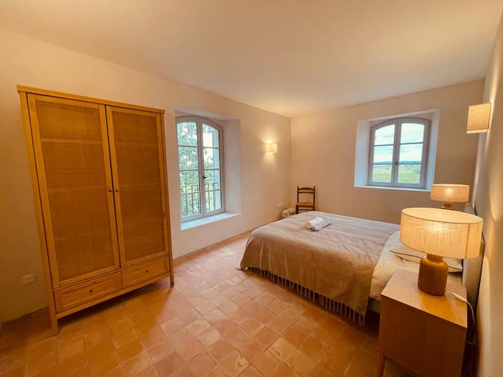 La 3ème chambre est exposée plein sud et bénéfice d'une décoration élégante et raffinée