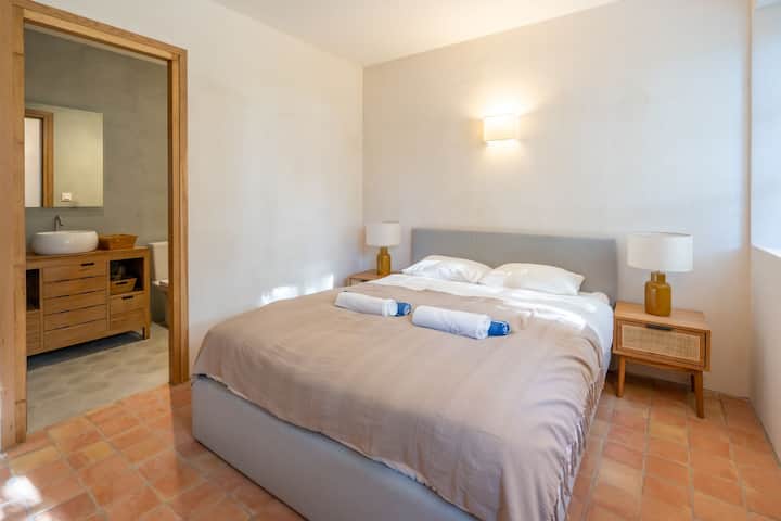 La 2ème chambre située au 1er étage dispose de sa salle de bain privative