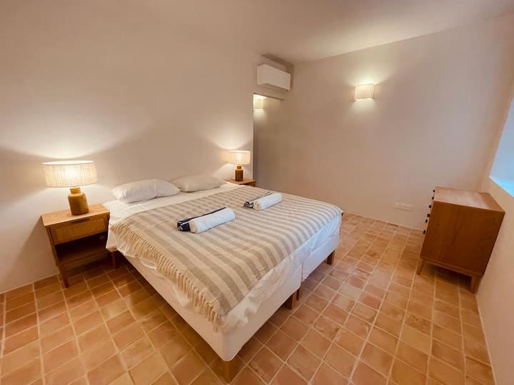 La 5ème chambre située elle aussi au deuxième étage est exposée plein sud. Elle dispose de sa salle de bain privative.