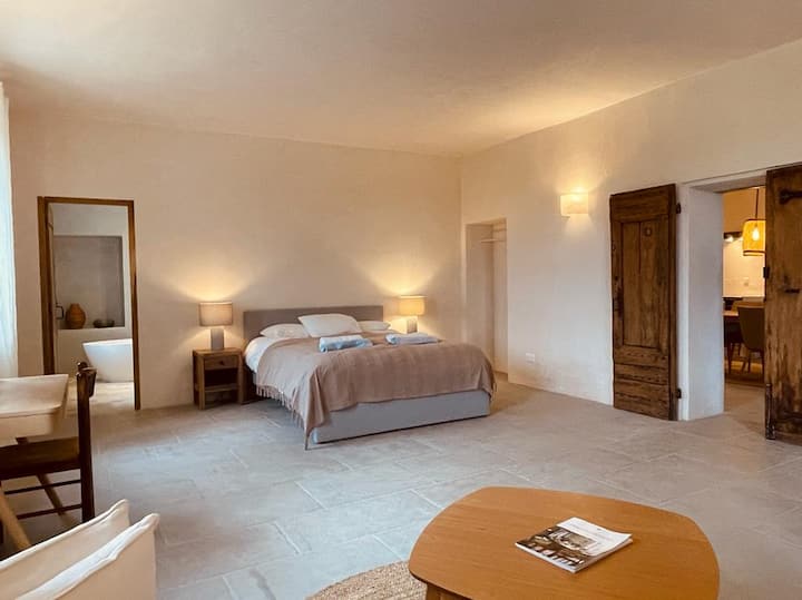 La 1ère chambre, située au rez-de-chaussée, dispose de sa salle de bain privative attenante