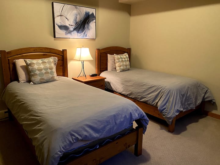 Druhá spálňa má dve samostatné postele.