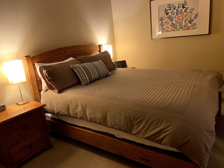 Hlavná spálňa s manželskou posteľou Queen