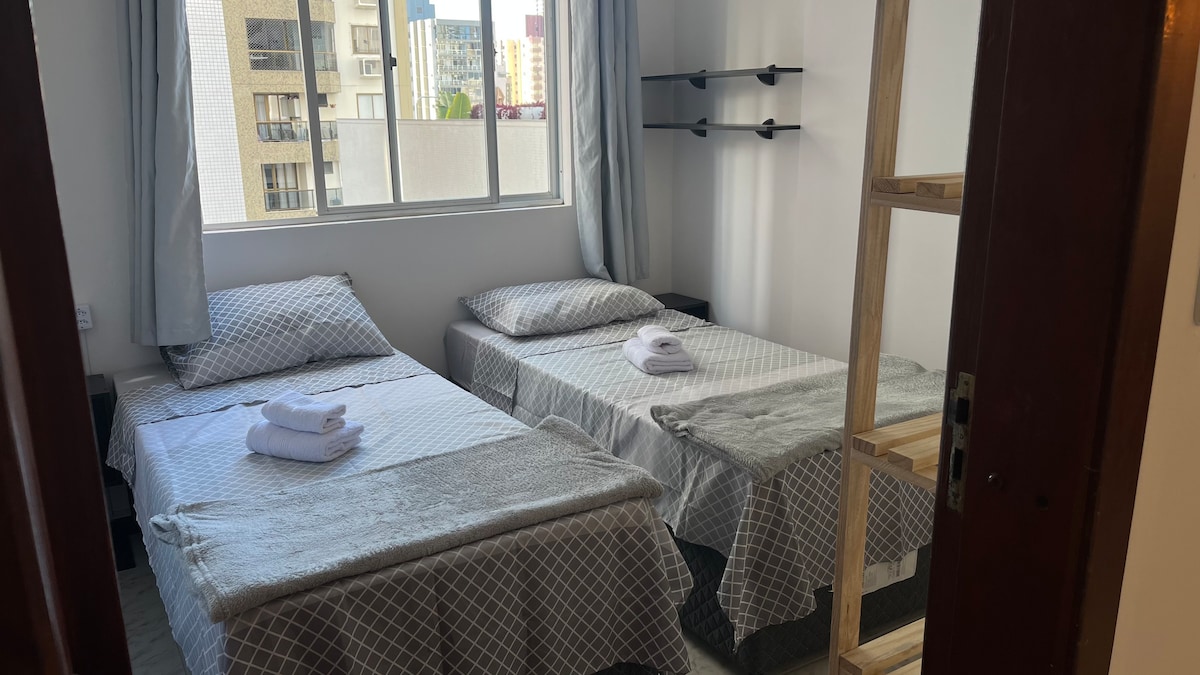 חדר עם שתי מיטות יחיד שיכולות להפוך למיטה זוגית רחבה. המזרנים בבית חדשים, כולם מהאקוופלקס היוקרתי