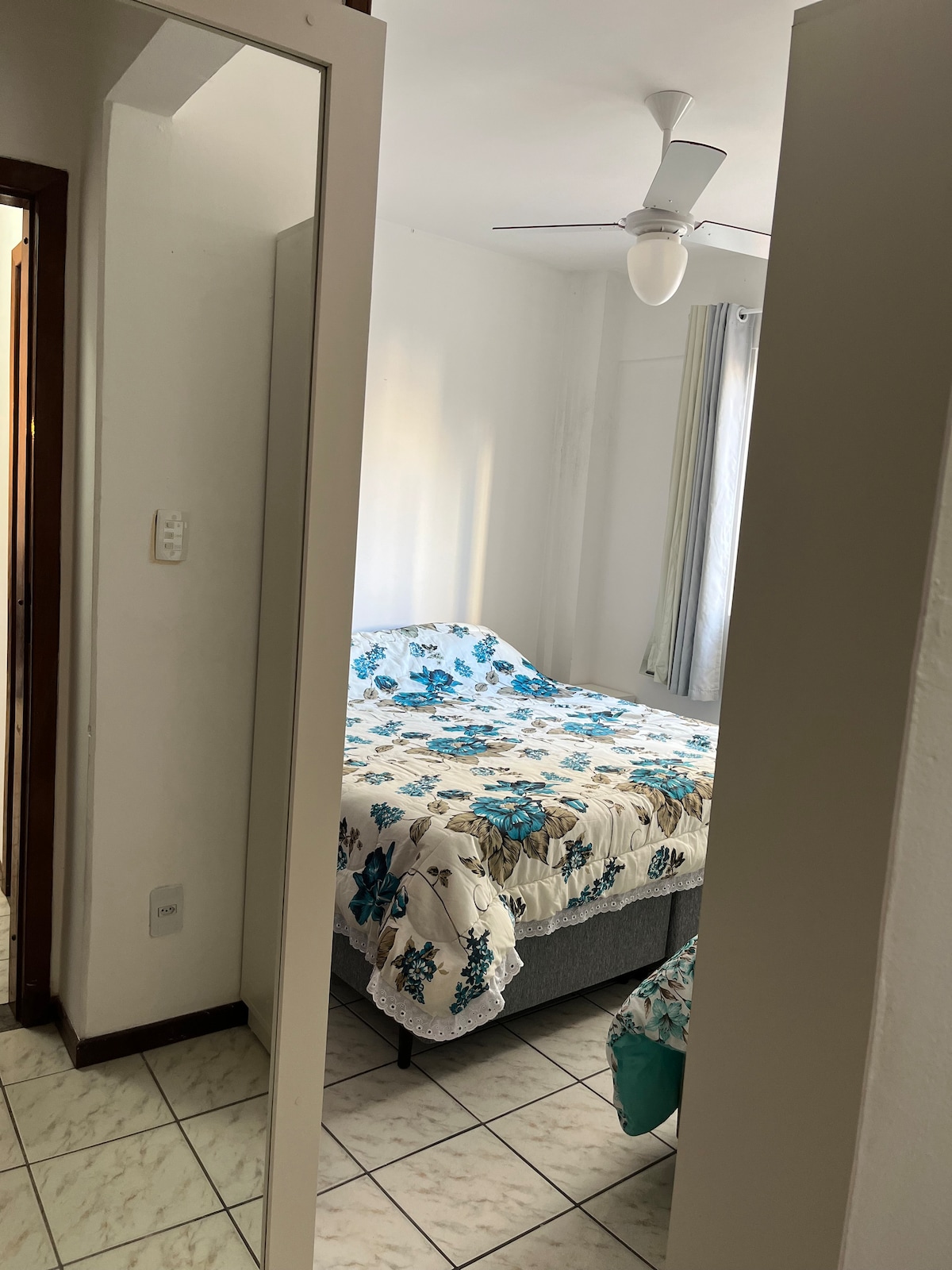 חדר עם שלוש מיטות יחיד, בהתאם לצורך, יכול להפוך לזוג קווין + מיטת יחיד אחת.  הכול עם מזרני Ecoflex חדשים ויוקרתיים. גישה לחדר הרחצה בתוך חדר השינה. מאוורר תקרה